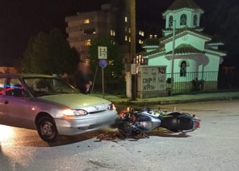 Τροχαίο με ΙΧ και μηχανή μπροστά στο Νοσοκομείο Τρικάλων-Τραυματίας ο μοτοσικλετιστής (φωτό)