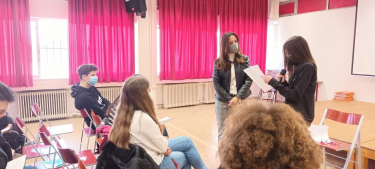 Η Τασούλα Τσιλιμένη “φιλοξενούμενη” στο 4ο Γυμνάσιο Τρικάλων “Γιώργος Σεφέρης”