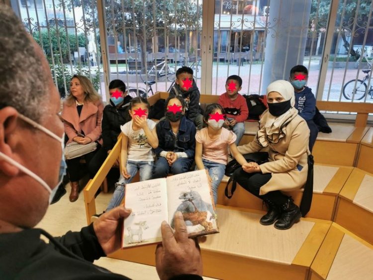 Σελίδες αγάπης σε προσφυγόπουλα στη Δημοτική Βιβλιοθήκη Τρικάλων