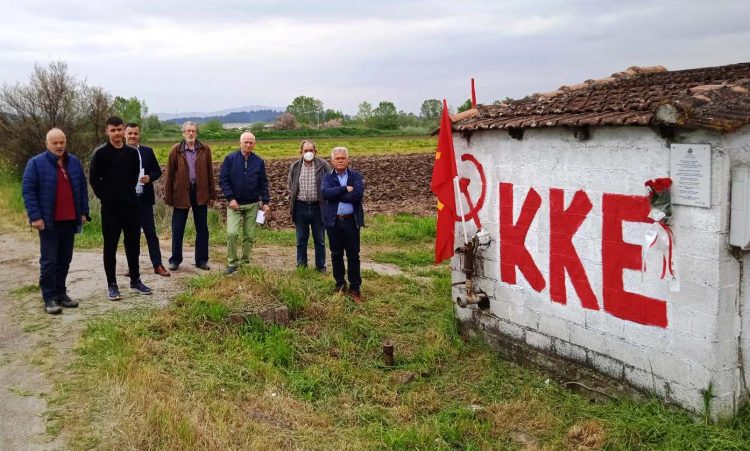 Με μια σεμνή τελετή η ΚΟΒ ΒορειοΔυτικών Συνοικιών Τρικάλων του ΚΚΕ τίμησε τους μαχητές του εφεδρικού ΕΛΑΣ και τους κατοίκους που έπεσαν μαχόμενοι