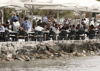 Άρση μέτρων: Η Πρωτομαγιά της «ελευθερίας» – Τι αλλάζει σε κλειστούς χώρους, πιστοποιητικά, σχολεία