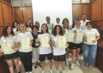 Ο Δήμαρχος Τρικκαίων βράβευσε τις πρωταθλήτριες του «Αθηνά» στο ποδόσφαιρο