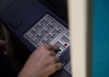 Μεγάλη προσοχή: Έτσι μας κλέβουν στα ATM – Πώς θα καταλάβετε αν είναι «παγιδευμένο»