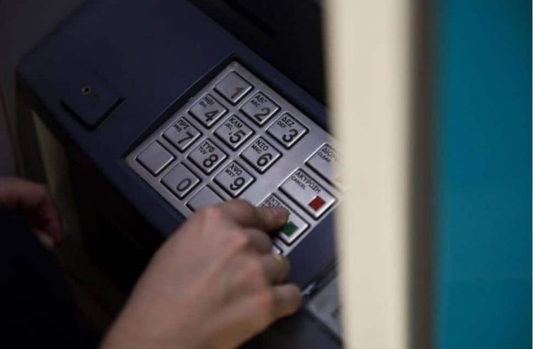 Μεγάλη προσοχή: Έτσι μας κλέβουν στα ATM – Πώς θα καταλάβετε αν είναι «παγιδευμένο»