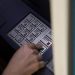 Μεγάλη προσοχή: Έτσι μας κλέβουν στα ATM – Πώς θα καταλάβετε αν είναι «παγιδευμένο»