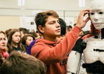Ο 15χρονος Έλληνας μαθητής είναι ο μικρότερος κατασκευαστής ρομπότ στον κόσμο