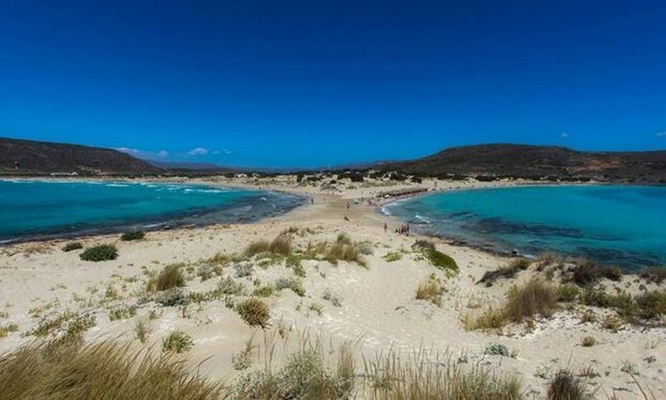 Απόδραση στην Ελαφόνησο: Τα σμαραγδένια νερά και η κατάλευκη άμμος της
