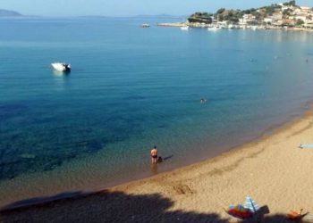 Φοινικούντα: Η παραλία με τα κρυστάλλινα νερά