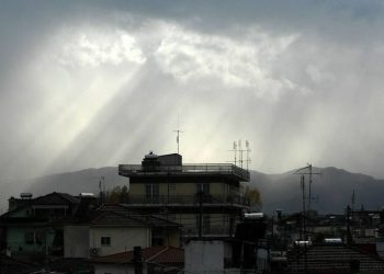 Διπρόσωπος ο καιρός το Σαββατοκύριακο: Ζέστη με ήλιο το Σάββατο, καταιγίδες και κρύο την Κυριακή