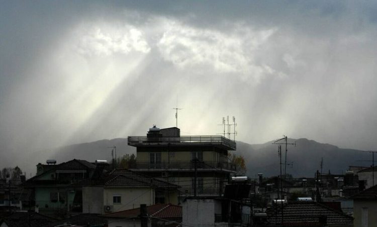 Διπρόσωπος ο καιρός το Σαββατοκύριακο: Ζέστη με ήλιο το Σάββατο, καταιγίδες και κρύο την Κυριακή