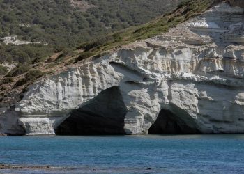 Τέσσερις καταπληκτικές παραλίες για να απολαύσουμε τις βουτιές μας στη Μήλο