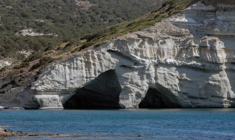 Τέσσερις καταπληκτικές παραλίες για να απολαύσουμε τις βουτιές μας στη Μήλο