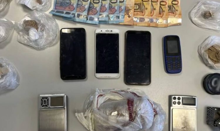 Λάρισα:«Ξέθαψαν» ηρωίνη από χωράφι στο Αργυροπούλι – Χειροπέδες σε 4 άνδρες για διακίνηση ναρκωτικών