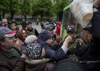 Πόλεμος στην Ουκρανία: Απομακρύνθηκαν οι πρώτοι άμαχοι από το εργοστάσιο της Μαριούπολης