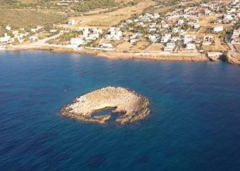 Το νησάκι της Αττικής με την φυσική πισίνα που πας και κολυμπώντας