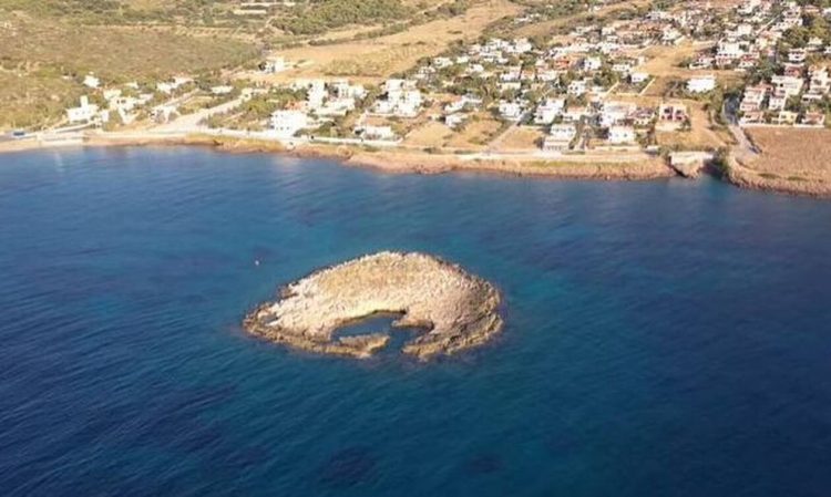 Το νησάκι της Αττικής με την φυσική πισίνα που πας και κολυμπώντας