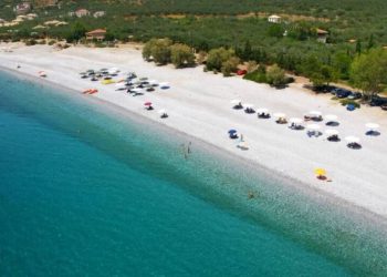 Η παραλία της δυτικής Μάνης με θέα τον Ταΰγετο (video)