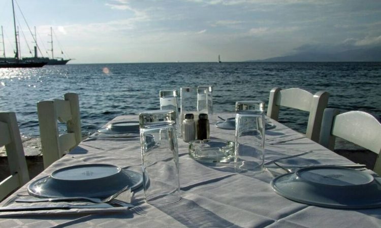 Ακρίβεια: Απίστευτο και όμως ελληνικό – Μερίδα γύρος κοστίζει 23 ευρώ στη Μύκονο!