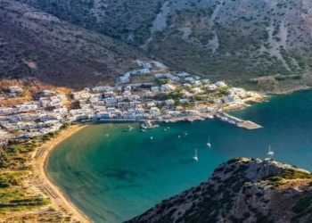 Σίφνος: Οι πανέμορφες Καμάρες με τη «χρυσή» παραλία