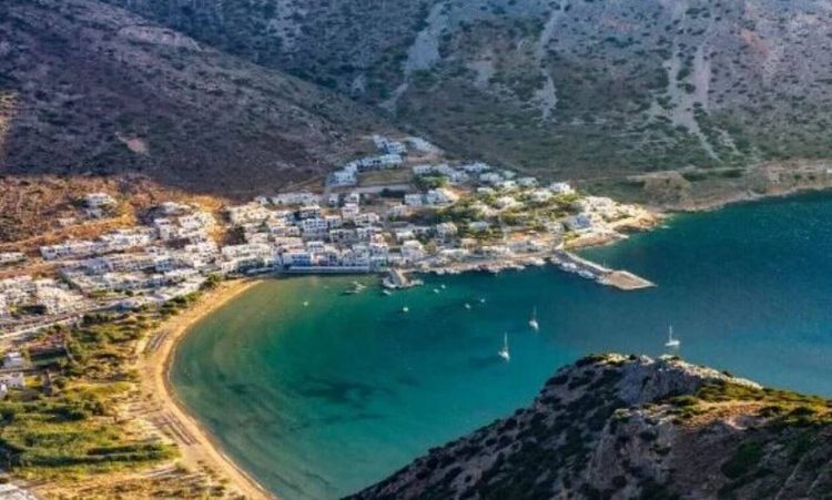 Σίφνος: Οι πανέμορφες Καμάρες με τη «χρυσή» παραλία