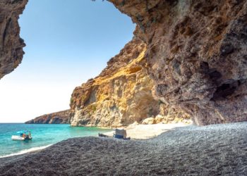 Κρητικός αγόρασε σπηλιές που ζούσαν λεπροί, τις μετέτρεψε σε δωμάτια με τζακούζι και τις νοικιάζει στο Airbnb