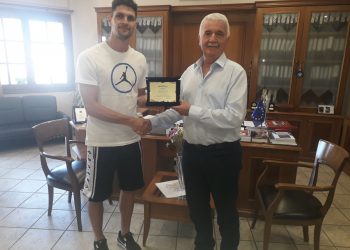 Τιμήθηκε από τον Δήμαρχο Μετεώρων ο ποδοσφαιριστής Χρήστος Αλμπάνης