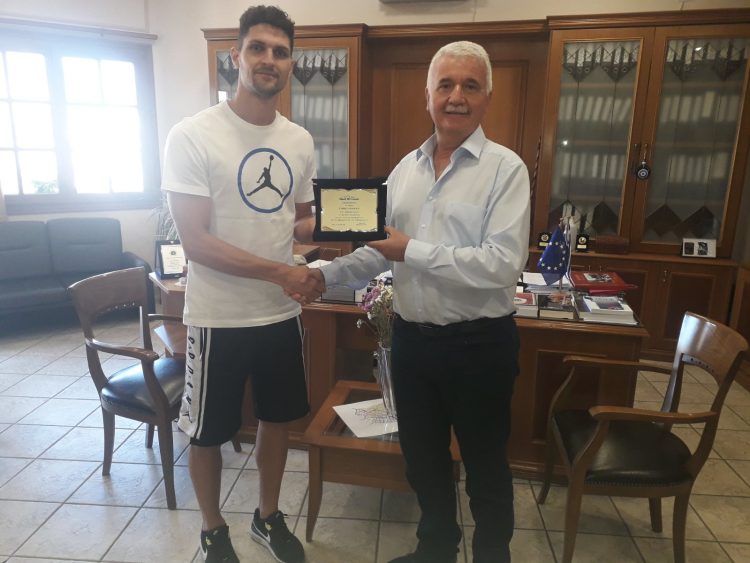 Τιμήθηκε από τον Δήμαρχο Μετεώρων ο ποδοσφαιριστής Χρήστος Αλμπάνης