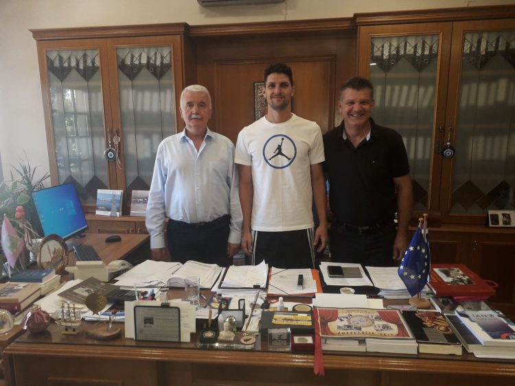 Τιμήθηκε από τον Δήμαρχο Μετεώρων ο ποδοσφαιριστής Χρήστος Αλμπάνης