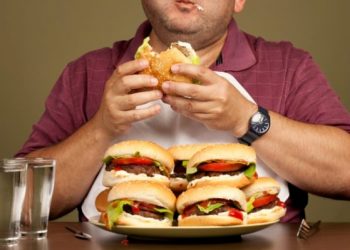 Ύποπτη για άνοια η ξαφνική λαχτάρα για μερικά φαγητά μετά τα 45 – Τι πρέπει να γνωρίζουμε