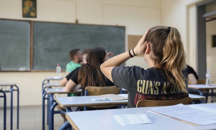 Πανελλήνιες 2022: Πότε ανακοινώνονται οι βαθμολογίες και πότε οι βάσεις – Με SMS η ενημέρωση