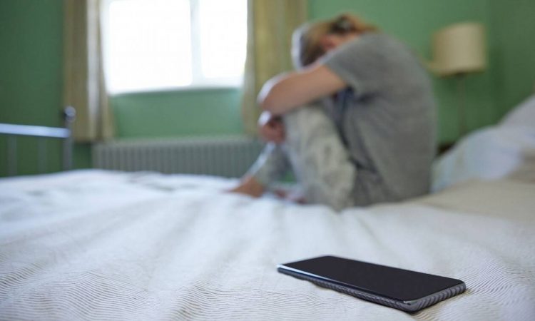 Γιατί το διαδικτυακό μπούλινγκ είναι χειρότερο από τον φυσικό εκφοβισμό για τους εφήβους