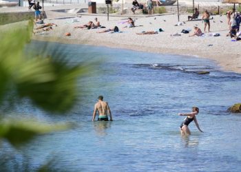 Ακατάλληλες παραλίες και μωβ μέδουσες απειλούν το ελληνικό καλοκαίρι