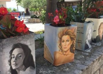 Άφυτος: Πορτρέτα καλλιτεχνών σε γλάστρες από τενεκέδες τυριού