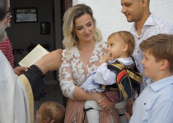 Η βάφτιση του…Τσολιά -Ο νεοφώτιστος… προσήλθε στην εκκλησία ντυμένος Εύζωνας