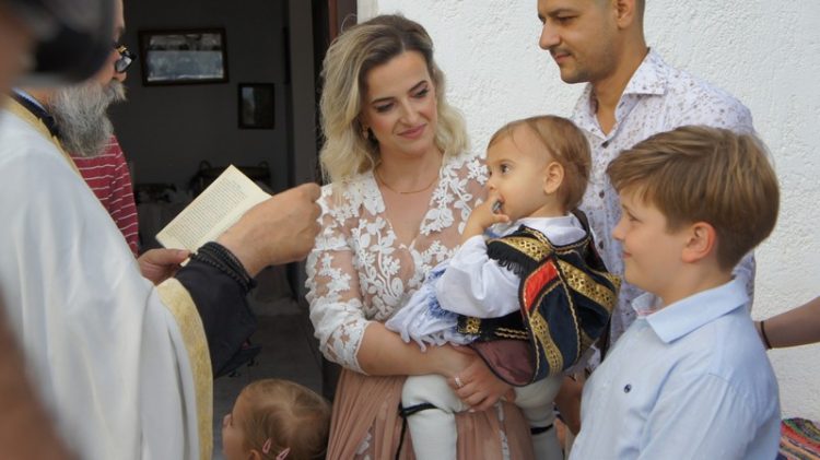 Η βάφτιση του…Τσολιά -Ο νεοφώτιστος… προσήλθε στην εκκλησία ντυμένος Εύζωνας