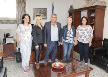 Το εκπαιδευτικό προσωπικό του παιδικού σταθμού Πύλης στον Δήμαρχο Κωνσταντίνο Μαράβα