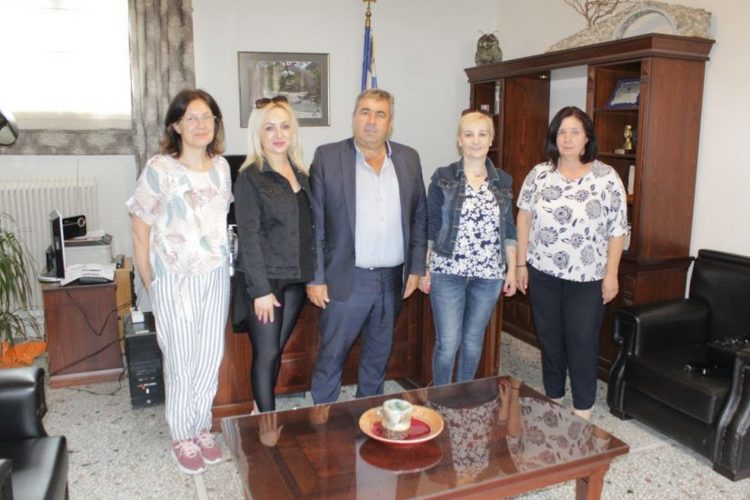 Το εκπαιδευτικό προσωπικό του παιδικού σταθμού Πύλης στον Δήμαρχο Κωνσταντίνο Μαράβα