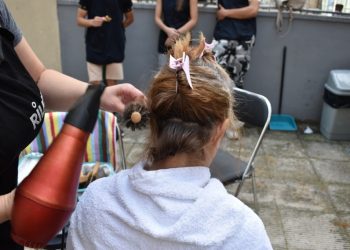 Όταν ο καλλωπισμός μετατρέπεται σε «πράξη προσφοράς και αγάπης» στο κέντρο κοινότητας Δ. Τρικκαίων