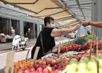 Η ακρίβεια στο «κόκκινο» σε αρτοποιία, λαϊκές αγορές, βενζινάδικα – Νέα μέτρα εξετάζει η κυβέρνηση