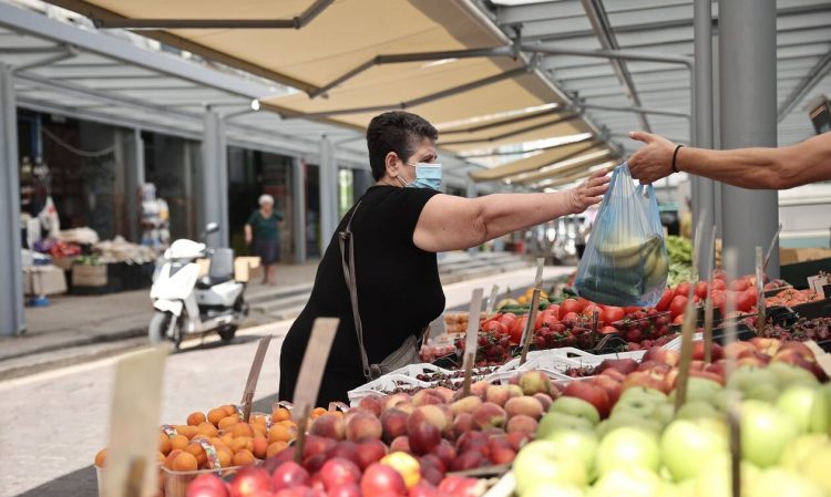 Η ακρίβεια στο «κόκκινο» σε αρτοποιία, λαϊκές αγορές, βενζινάδικα – Νέα μέτρα εξετάζει η κυβέρνηση