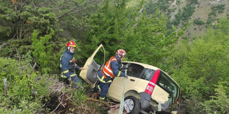 Νεκρός 51χρονος στο Γαρδίκι-Ένιωσε αδιαθεσία ενώ οδηγούσε-Το αυτοκίνητο με τα παιδιά και τη σύζυγο έπεσε στο κενό (φωτό)