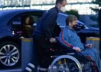 Έλτον Τζον: Σε αναπηρικό αμαξίδιο ο τραγουδιστής λίγο πριν τραγουδήσει στο Πλατινένιο Ιωβηλαίο