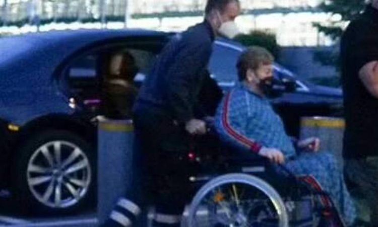Έλτον Τζον: Σε αναπηρικό αμαξίδιο ο τραγουδιστής λίγο πριν τραγουδήσει στο Πλατινένιο Ιωβηλαίο