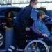 Έλτον Τζον: Σε αναπηρικό αμαξίδιο ο τραγουδιστής λίγο πριν τραγουδήσει στο Πλατινένιο Ιωβηλαίο