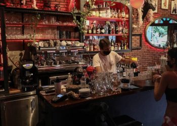 Ο δήμος Αλίμου κλείνει την μουσική στα μαγαζιά μετά τις 11 το βράδυ – «Δεν θα γίνουμε Φαληράκι»