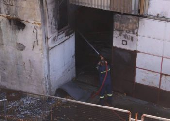 Ελαιώνα: Σε ύφεση η πυρκαγιά στη δομή φιλοξενίας προσφύγων – Στο νοσοκομείο ένα 12χρονο παιδί