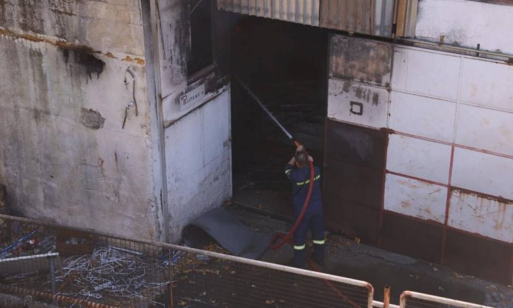 Ελαιώνα: Σε ύφεση η πυρκαγιά στη δομή φιλοξενίας προσφύγων – Στο νοσοκομείο ένα 12χρονο παιδί