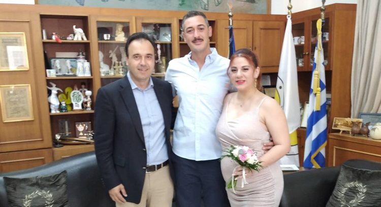 Με πολιτικό γάμο παντρεύτηκαν η Χρύσα Ράπτη και ο Νίκος Αρσενίου