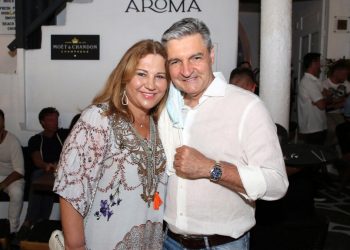 Κηδεία Γιάννη Κοντούλη: Κατέρρευσε η Δέσποινα Μοιραράκη – Ο σπαρακτικός επικήδειος