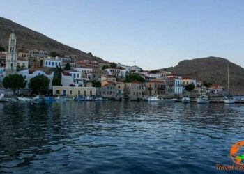 Χάλκη: Το νησί των Δωδεκανήσων με το ιδιαίτερο πορφυρό της χρώμα